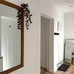 August - Peaceful Retreat, 10 Minutes To Old Town & Seaside Δωμάτια σε οικογενειακή κατοικία