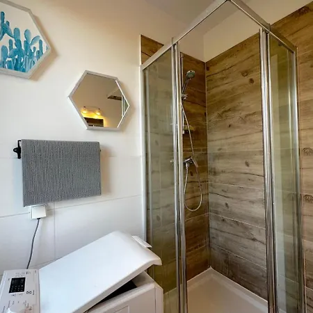 August - Peaceful Retreat, 10 Minutes To Old Town & Seaside 홈스테이 *