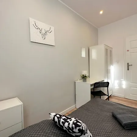 August - Peaceful Retreat, 10 Minutes To Old Town & Seaside グダニスク